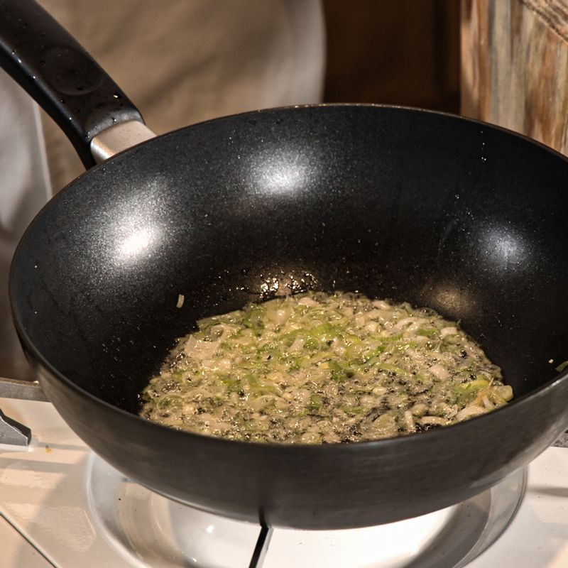 팬 가장자리에 식초와 청주, 설탕, 미원을 뿌리듯 넣어 불맛을 살려 주세요.
(tip. 팬의 가운데가 아닌 가장자리에 재료를 넣는 것이 포인트랍니다) 
(tip. 특히 설탕을 팬의 가장자리에  넣으면 불맛이 난답니다)