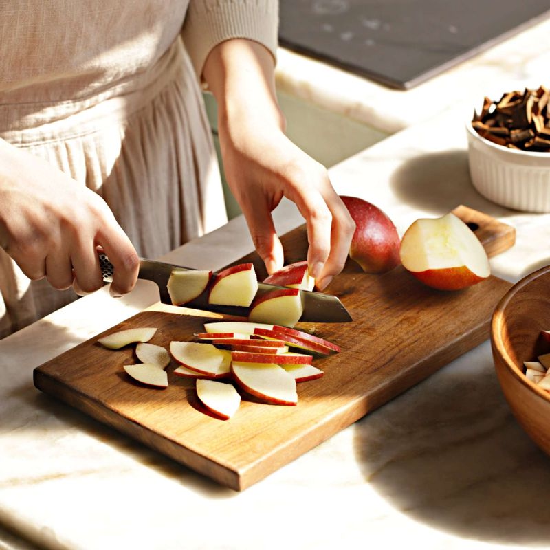 사과를 4등분으로 잘라 씨를 제거하고 얇게 썰어주세요.