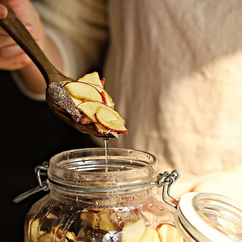 소독한 유리병에 버무린 사과를 넣고 실온에서 하루 정도 숙성시킨 후 냉장고에서 3일 정도 숙성시켜주세요.