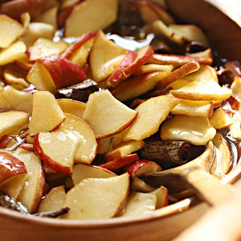 큰 볼에 사과, 계피, 꿀을 넣고 버무려주세요.