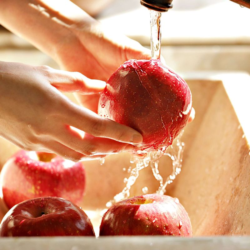 사과는 식초를 약간 넣은 물에 담갔다가 깨끗하게 씻어주세요.