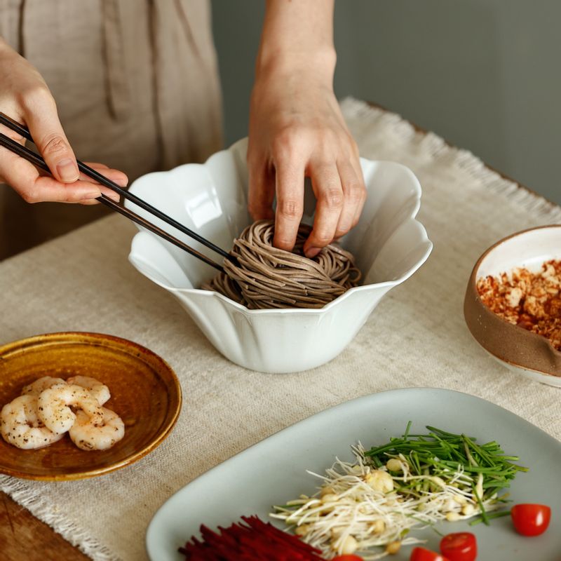그릇에 면을 담고 소스와 비트, 달래, 방울토마토를 올려주세요.
(tip. 면을 물에 담아 엄지와 중지로 잡고 가지런하게 잡아 올린다. 밑부분을 돌돌 말아 모양을 잡고 손가락을 빼면서 그릇에 담으면 면을 예쁘게 담을 수 있어요)