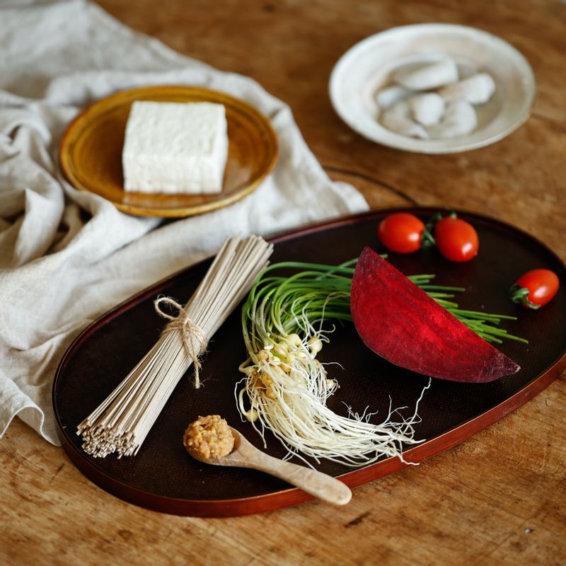 달래 된장 메밀국수 을 위한 재료 이미지로 메밀면,비트,달래,새우,방울토마토 등으로 구성 되어있습니다.