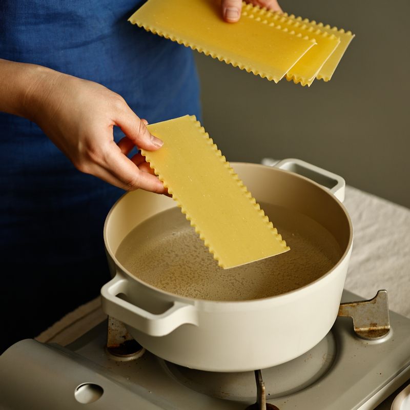 냄비에 물과 소금을 넣고 끓여주세요. 물이 끓으면 라자냐 면을 12분간 삶아주세요. 삶은 라자냐면을 체반에 밭쳐 식힌 후 2등분 해 주세요.
(tip. 소금은 처음부터 넣고 끓여주세요)
(tip. 라자냐면은 제품에 따라 시간을 조절해 완전히 익혀주세요)