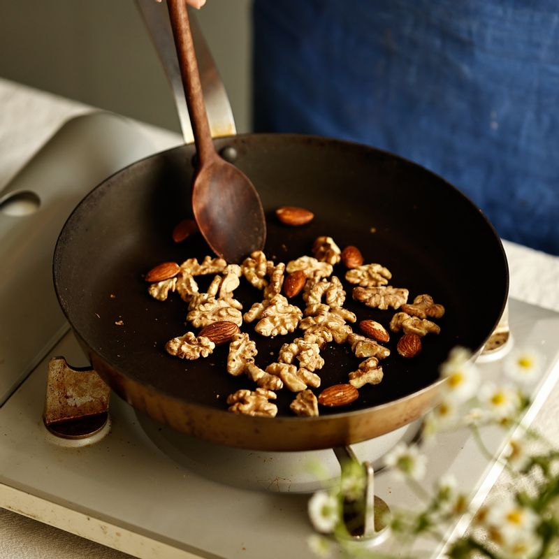 팬에 호두와 아몬드를 올려 3분간 볶은 후 식혀주세요.