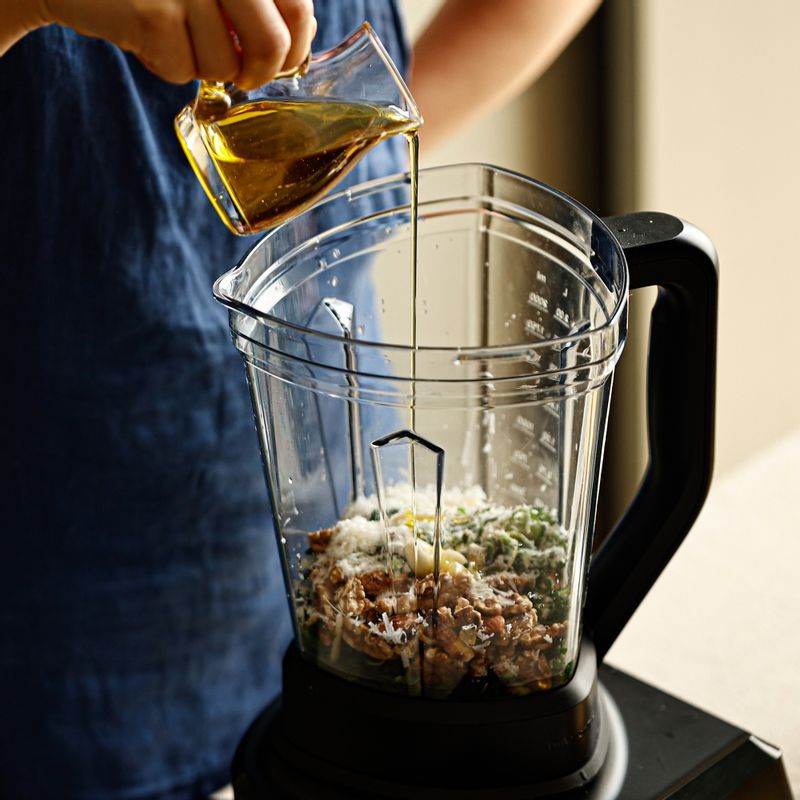 믹서기에 손질한 냉이와 호두, 아몬드, 올리브오일, 마늘, 파르미지아노 레지아노 치즈를 넣고 갈다가 부드러운 질감이 되면 레몬즙과 소금을 넣고 섞어주세요.
(tip. 올리브오일은 2~3번에 나눠 넣고 농도를 보면서 조절해 주세요)
(tip. 완성된 냉이 페스토는 냉장고에서 차갑게 보관해 주세요)