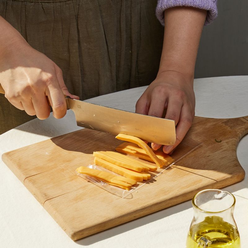 슬라이스 치즈는 잘게 썰어주세요. 볼에 달걀을 풀어 치즈를 넣고 섞어주세요.