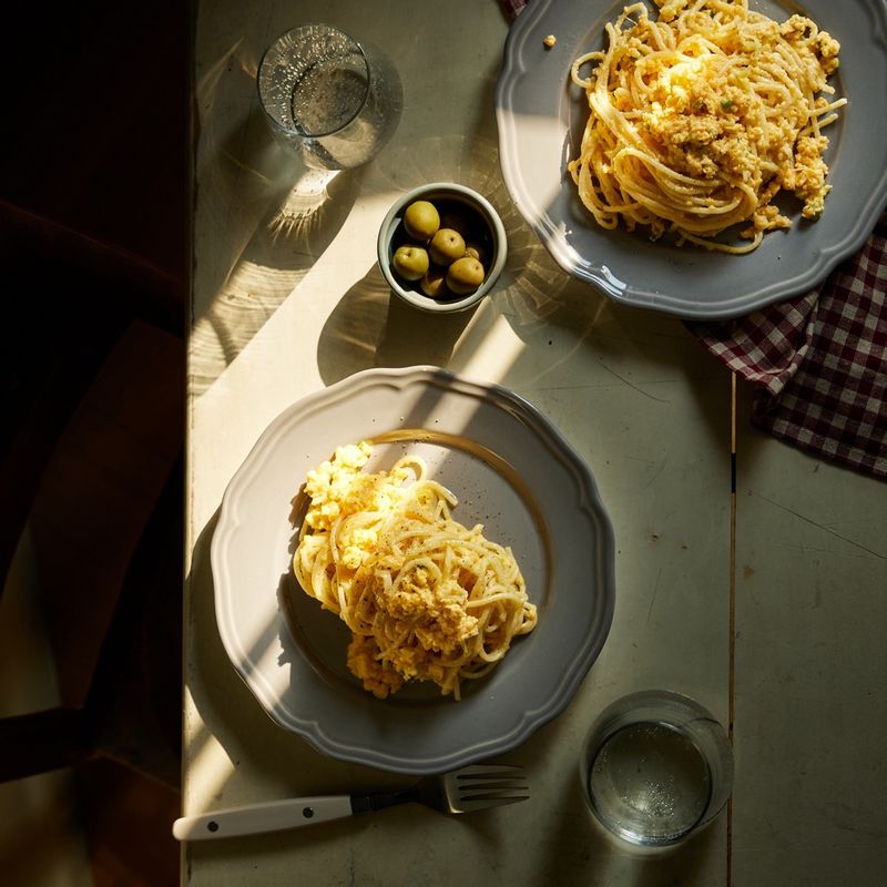 달걀파스타를 접시에 담아 맛있게 즐겨주세요.