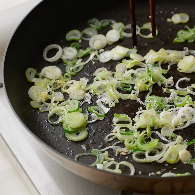 팬에 올리브오일을 두르고 다진마늘과 대파를 넣어 약불에서 볶아주세요. 삶아둔 파스타면과 면수, 치킨스톡을 넣고 중불에서 2분 정도 볶아주세요. 불을 약불로 낮춘 후 면수가 면에 잘 흡수 될 수 있도록 팬을 흔들어 주세요.
(tip. 처음에는 면수 1/2컵을 넣어 볶다가 양을 보면서 추가해주세요)