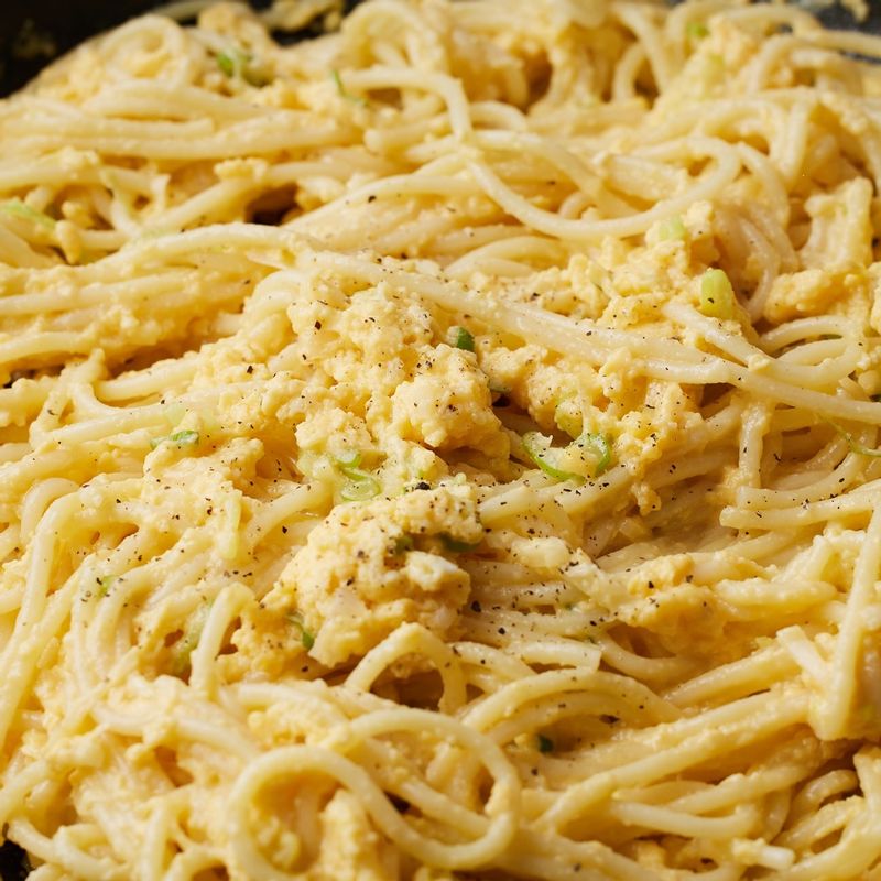 달걀이 부드럽게 익으면 불을 끄고 후춧가루를 뿌려 완성해 주세요.