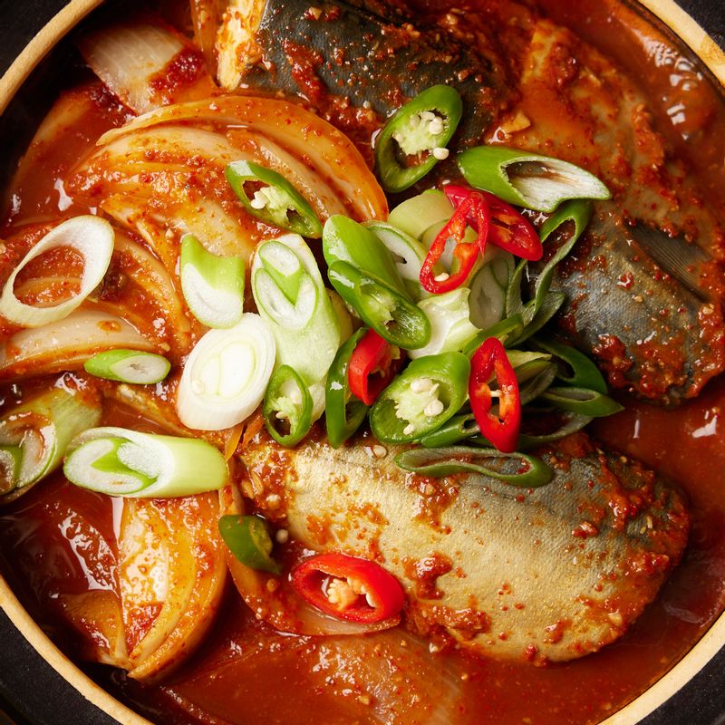 마지막으로 대파와 고추를 넣고 5분간 더 졸여주세요.