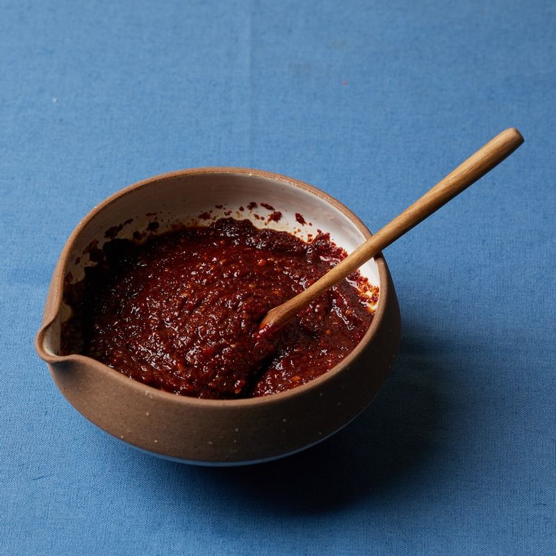 볼에 양념 재료를 넣고 섞어주세요.