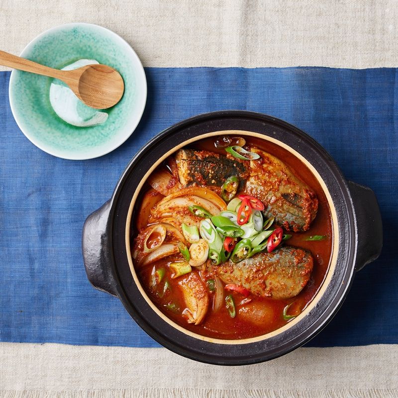 완성된 고등어조림을 그릇에 담고 밥과 함께 맛있게 즐겨주세요.