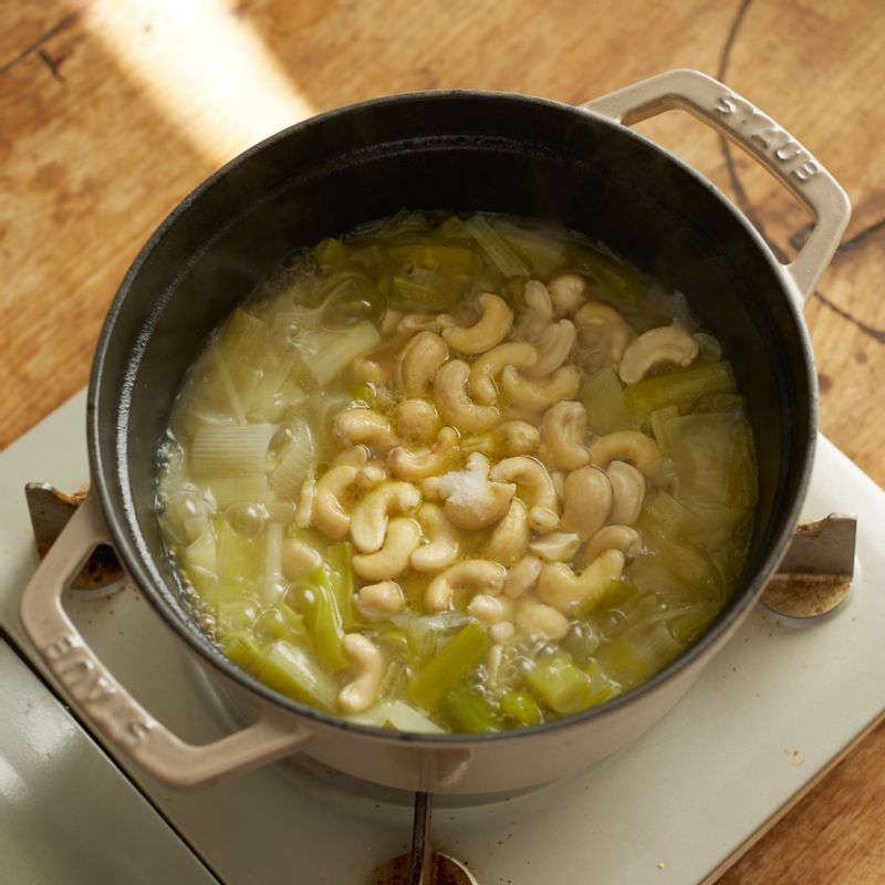 소금 1/2작은술과 불린 캐슈넛을 넣고 10분간 더 끓인 후 믹서로 곱게 갈아주세요.
(tip. 싱겁다면 소금을 좀 더 넣어 간을 맞춰주세요)