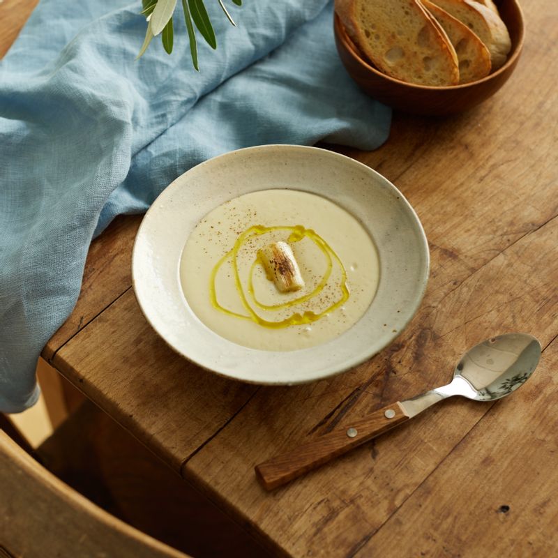 완성된 수프를 접시에 담고 노릇하게 토치로 그을린 대파 1조각과 올리브오일, 후춧가루를 뿌려 맛있게 즐겨주세요.
(tip. 2인이서 식사로 드시기 좋은 양이고 식전 수프로 드신다면 4~5인이 드실 수 있는 양이에요)
(tip. 수프가 되직하다면 물을 좀 더 넣고 갈아서 농도를 조절해 주세요)