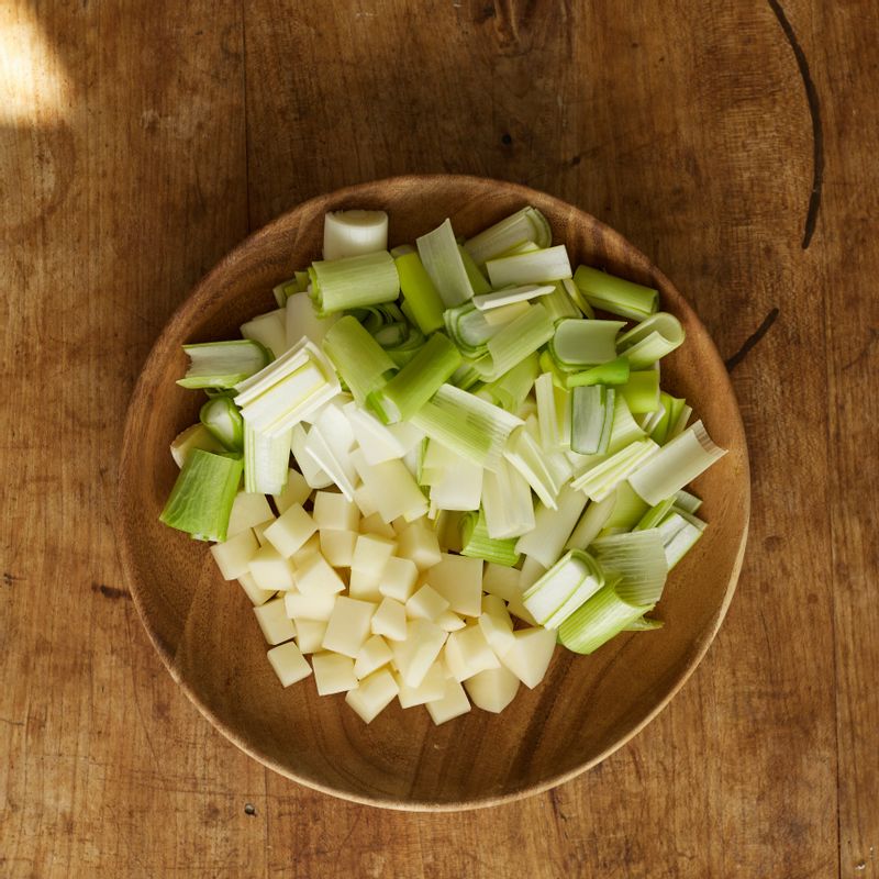 깨끗이 씻은 대파는 반으로 갈라 1~2cm 두께로 썰어주세요.
(tip. 대파의 흰 부분만 사용해주세요. 초록 잎은 육수를 내거나 다른 요리에 활용하세요)