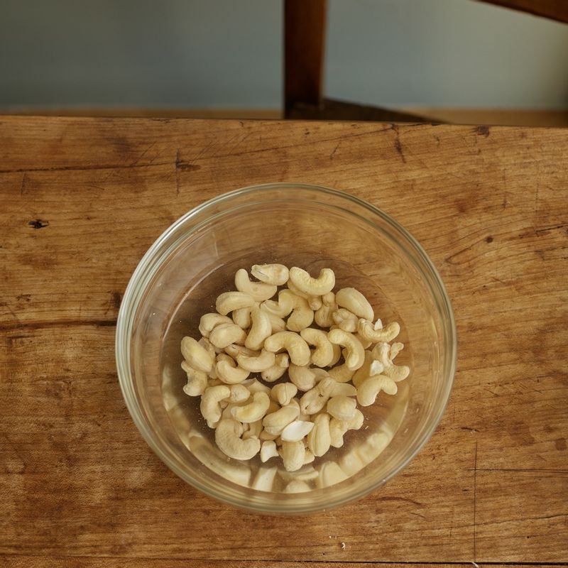 캐슈넛은 물에 불려주세요. 감자는 껍질을 벗긴 후 작게 깍뚝 썰어주세요