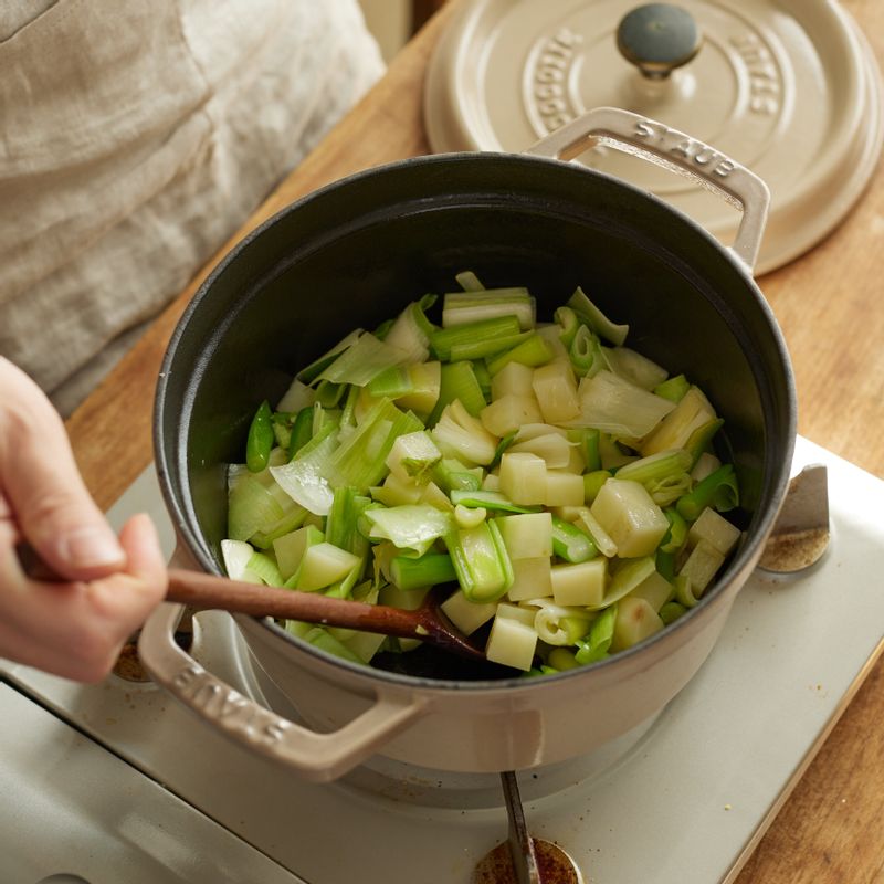 달군 냄비에 올리브오일 4큰술을 두른 후 약불에서 대파와 감자를 넣고 볶아주세요.
(tip. 대파가 타지 않도록 약불에서 충분한 기름을 둘러 볶아주세요)