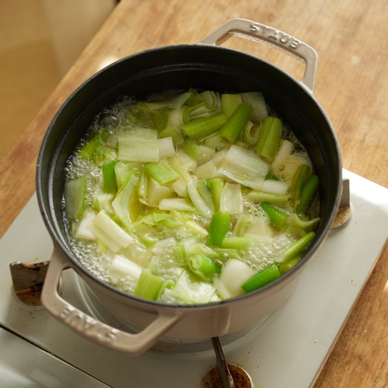 볶은 재료에 채수를 붓고 뚜껑을 덮어 10분간 중불에서 끓여주세요.
(tip. 채수는 감칠맛을 위해 넣어주는데요, 없다면 채소 스톡을 사용하거나 물을 넣어도 괜찮아요)