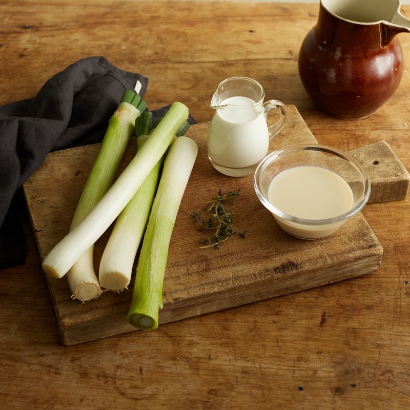 대파그라탕을 위한 재료 이미지로 대파(흰 부분),소금,후춧가루,파슬리 등으로 구성 되어있습니다.