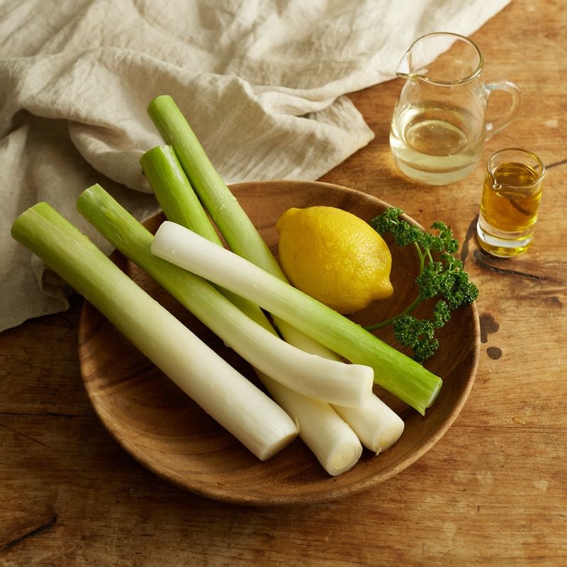 대파구이을 위한 재료 이미지로 대파(흰 부분),올리브오일,소금,후춧가루,화인트와인 등으로 구성 되어있습니다.