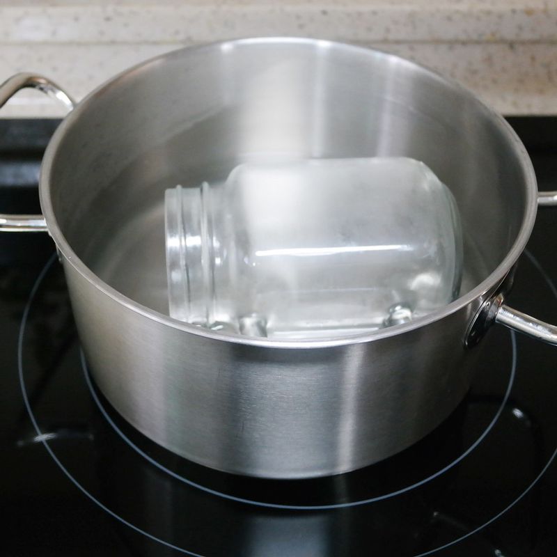 냄비에 물을 넣고 유리병을 담가 끓이면서 수증기로 병을 소독한 후 물기를 제거해주세요.