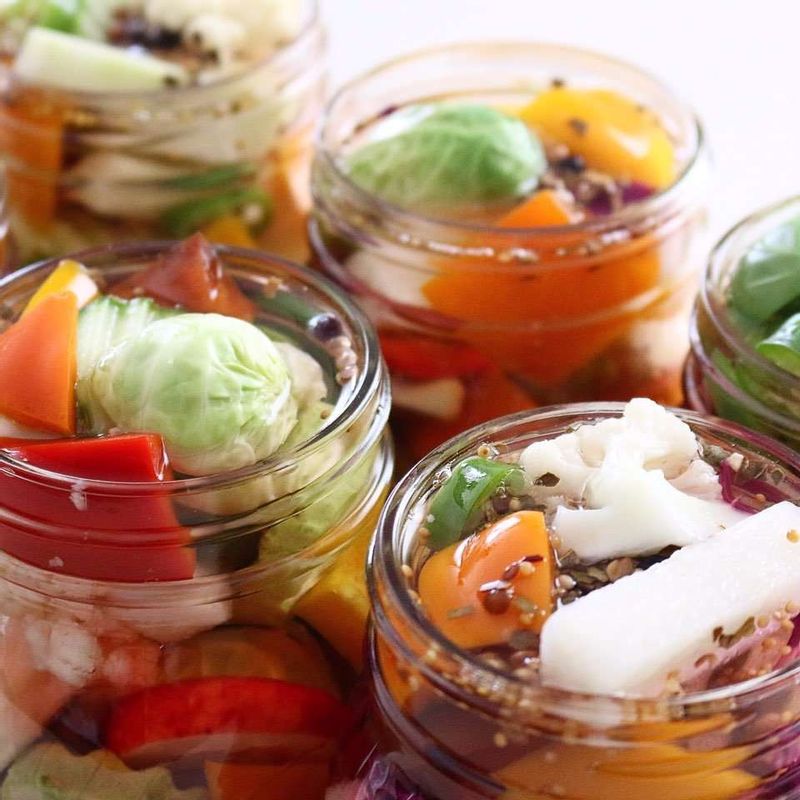 뚜껑을 닫고 2~3일 정도 냉장보관 해주세요. 이때 2~3일간 뚜껑을 열지 않아야 피클이 아삭아삭한 맛을 잃지 않아요.(용기를 뒤집어서 보관하면 맛이 골고루 배고 밀폐가 잘되어 맛있게 숙성된답니다.)