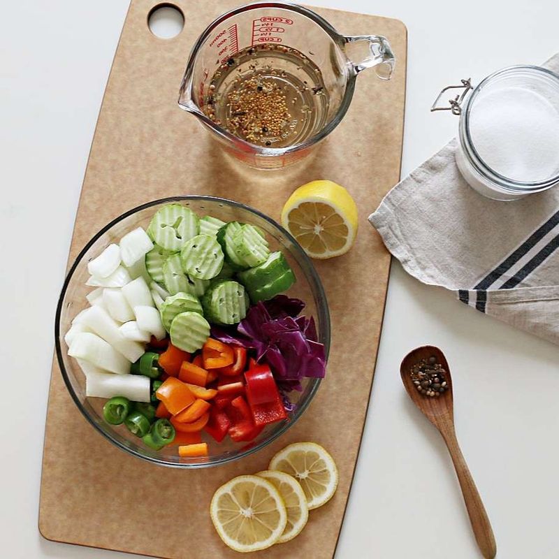 오이는 1cm두께로, 적양배추와 파프리카, 양파는 3cm 크기로 잘라주세요. 무는 1cmx4cm길이로 잘라주시고 고추는 2~3 등분, 레몬은 슬라이스해주세요.