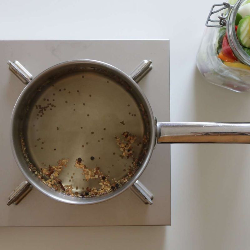 피클주스 재료를 냄비에 넣고 끓여주세요. 소독한 유리병에 채소를 골고루 섞어 담고 끓인 피클주스를 뜨거울 때 부어주세요.