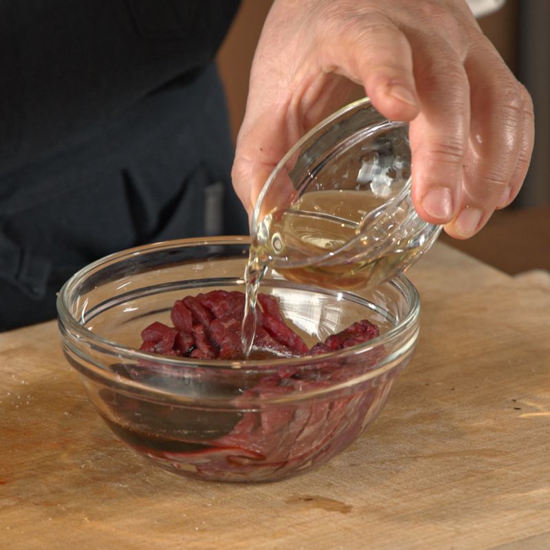 볼에 소고기와 고기 양념재료를 넣어 버무려 주세요.
(tip. 소고기는 대접살을 추천하고 채끝살 또는 보섭살로 대체해도 좋아요)