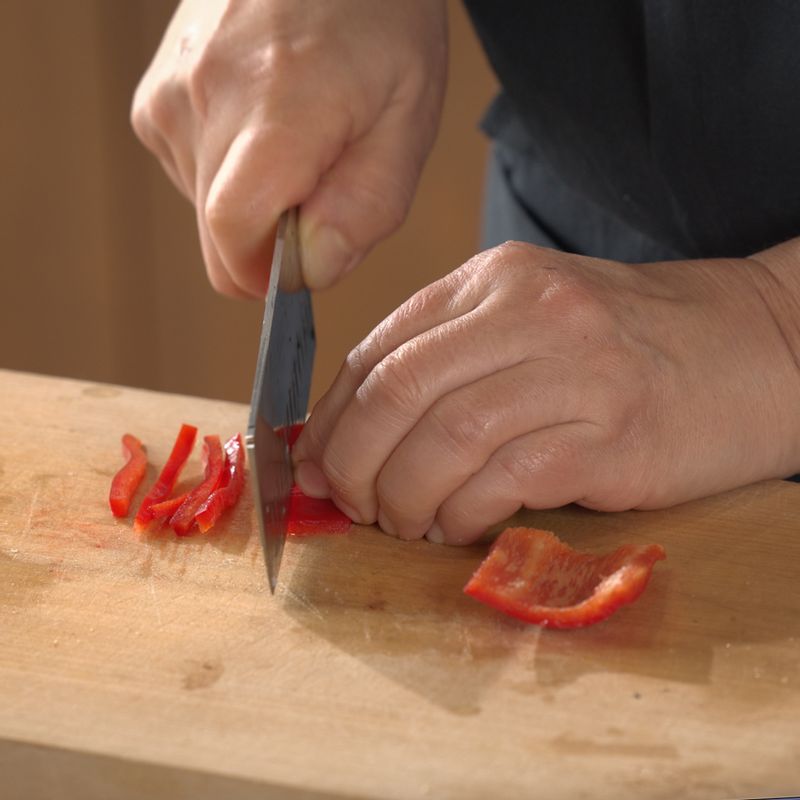 파프리카와 피망, 표고버섯은 채 썰어주세요. 만가닥버섯은 기둥을 썰고 손으로 떼어내 주세요.
(tip. 파프리카는 겉면이 바닥에 닿도록 두고 썰어야 미끄러지지 않아요)
(tip. 애호박을 추가해도 좋아요)