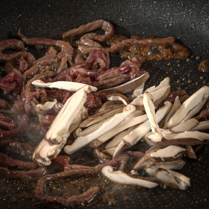 팬에 고기를 넣어 볶아주세요. 고기가 4~50% 볶아졌을 때 표고버섯과 만가닥 버섯을 넣어 볶아주세요. 생목이 버섯은 마지막에 넣어 볶아주세요.
(tip. 모든 채소를 기름에 볶으면 느끼할 수 있어요. 양파는 기름으로 볶고 파프리카는 물을 넣어 볶아주세요)