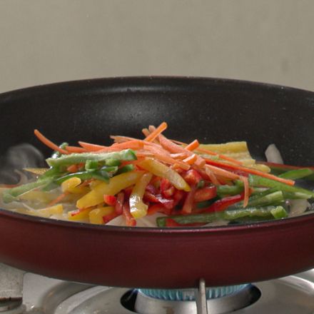 달군 팬에 카놀라유 또는 포도씨유를 넣고 양파를 볶아주세요. 소금을 한 꼬집 넣어 간을 해주세요. 파프리카, 피망을 넣어 볶아주세요. 기름이 부족하면 물을 약간 넣어 볶아주세요. 볶아낸 채소는 따로 덜어 준비해 주세요.
(tip. 채소를 볶을 때마다 조금씩 소금간을 해주세요)