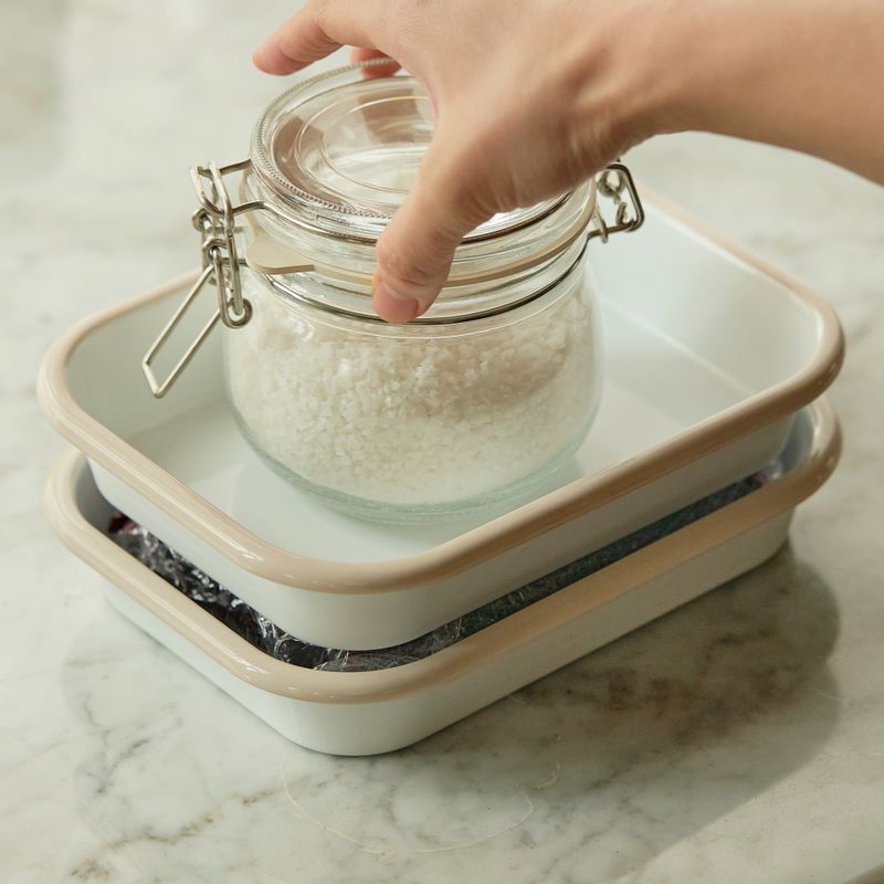 연어 위에 무거운 것으로 고정한 후, 냉장고에서 12시간 이상 절여주세요.
(tip. 연어를 숙성시키는 시간은 최소 8시간에서 최대 36시간까지 조절 가능해요. 염도를 고려했을 때 12시간~24시간 사이를 추천해요)