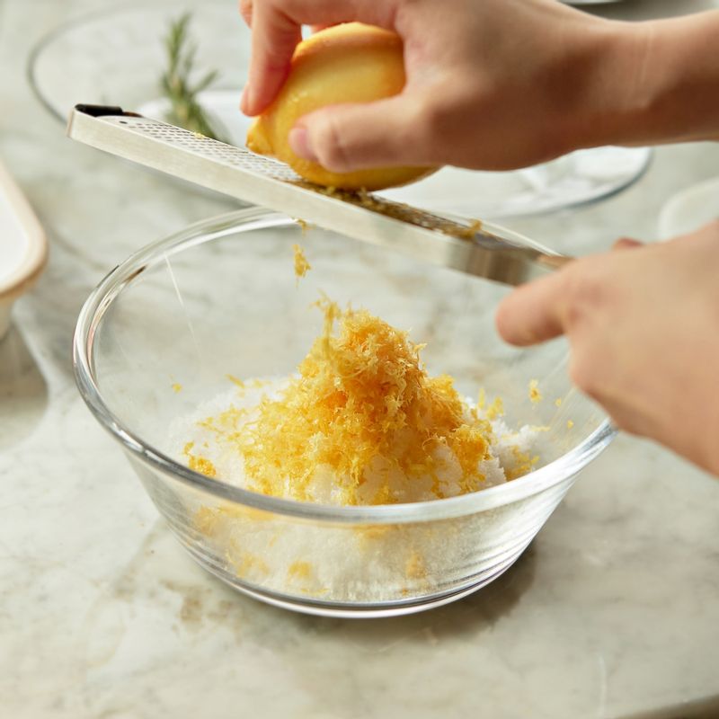 볼에 설탕, 소금, 레몬제스트를 담고 손가락으로 문질러 레몬의 향을 입혀주세요. 비트와 딜, 후추와 고수씨를 넣어 골고루 섞어주세요.