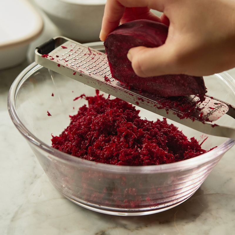 강판에 비트를 갈아주세요. 딜은 적당한 크기로 썰어 준비해 주세요. 통후추와 고수씨를 절구에 빻아주세요.
(tip. 후추 외에 고수씨 또는 주니퍼베리 등 다양한 향신료를 추가해도 좋아요)