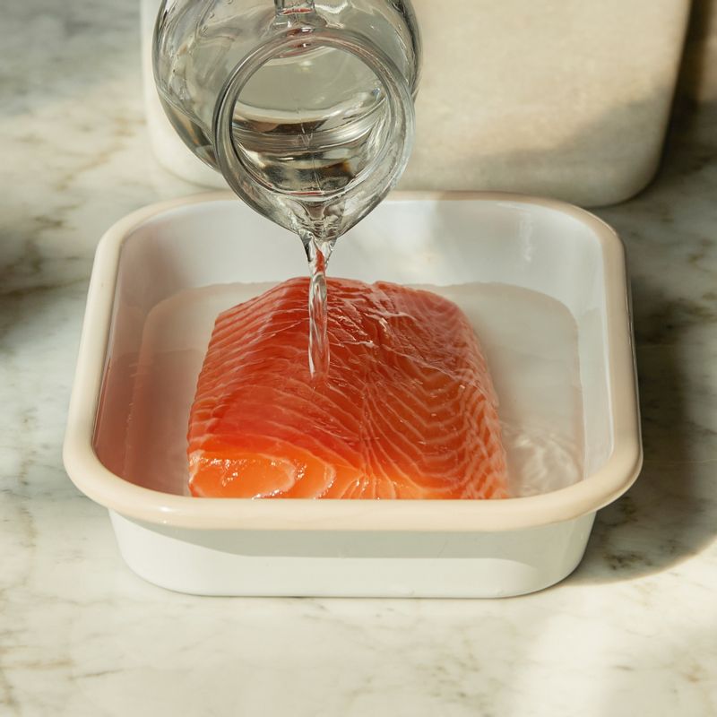 생연어에 청주를 부어 준비해 주세요.