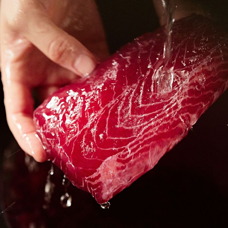 숙성을 마친 연어는 흐르는 물에 씻어낸 후 키친타월로 물기를 잘 닦아주세요..
(tip. 물기를 닦아낸 연어를 12시간 정도 냉장고에서 2차 숙성하면 더욱 쫄깃한 식감으로 즐길 수 있어요. 이때는 연어는 밀봉하지 않은 상태여야 하는데, 가정집 냉장고는 다른 음식 냄새가 배일 수 있어서 추천하지 않아요)