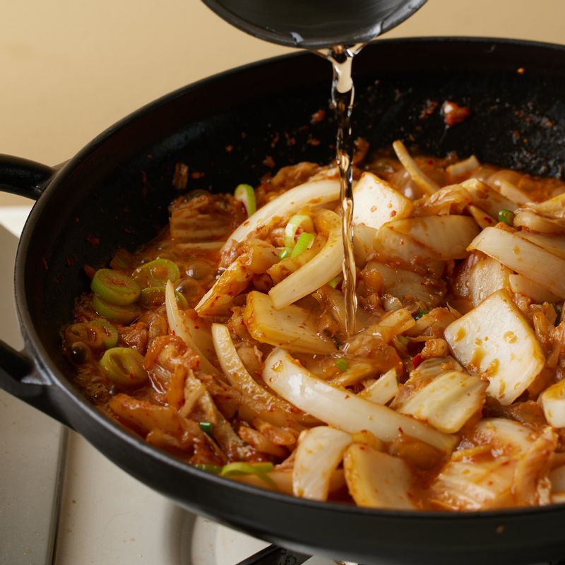 마지막에 물엿과 참기름을 넣고 볶다가 통깨를 뿌려 마무리해주세요.