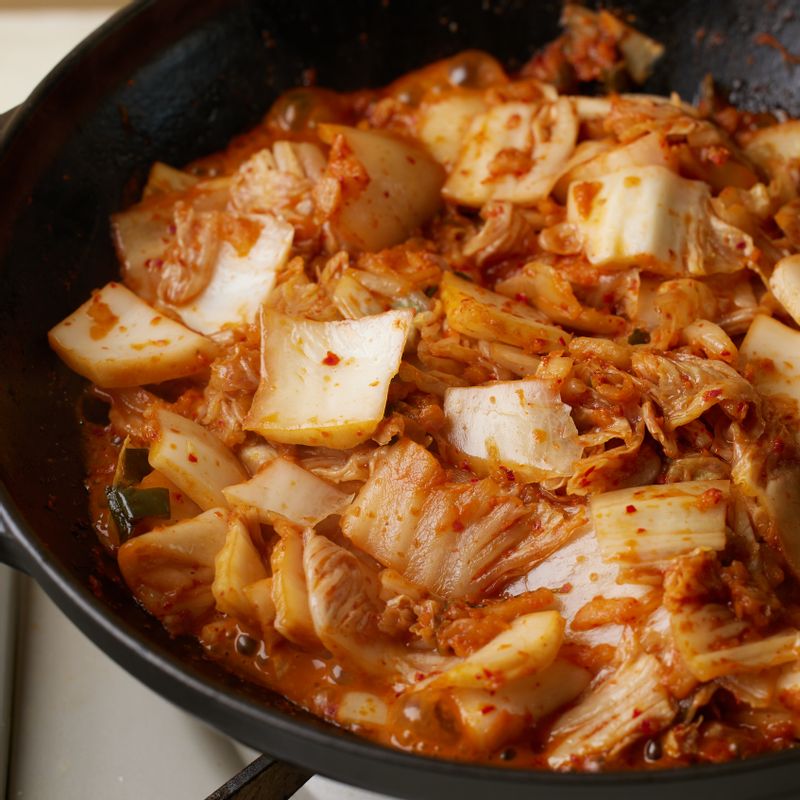 달군 팬에 식용유를 두르고 썰어둔 김치를 넣고 볶아주세요.