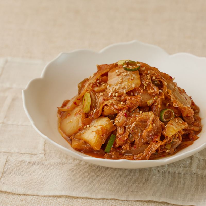 완성된 볶음김치를 접시에 담아 밥과 함께 맛있게 즐겨주세요.