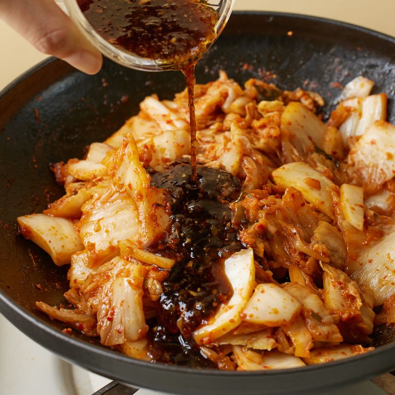 김치에 양념 재료를 넣고 볶다가 썰어둔 대파와 양파를 넣고 물을 추가해서 자작하게 볶아주세요.