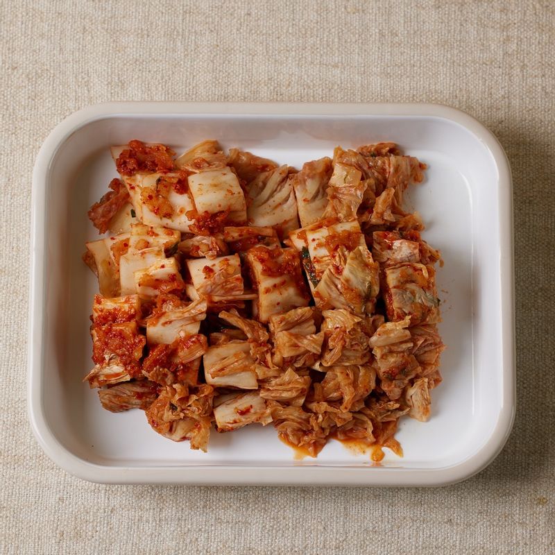 배추김치는 먹기 좋게 썰어주세요.