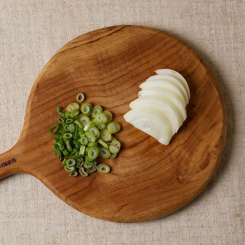 대파는 송송 썰고 양파는 굵게 채썰어주세요.