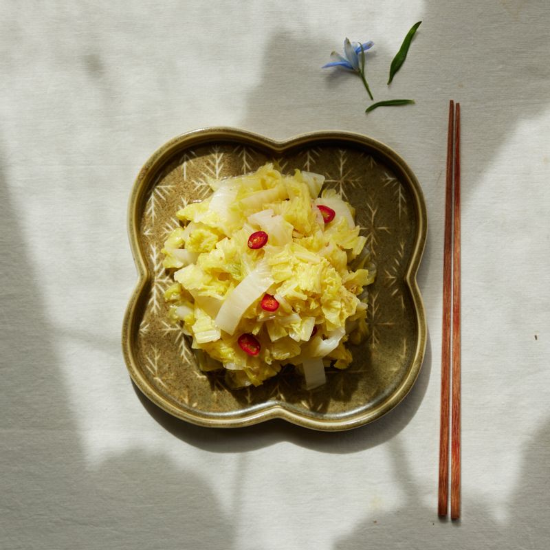 접시에 담고 통깨를 살짝 부순 다음 뿌려주세요.
(tip. 통깨를 부수면 고소한 맛과 향이 더욱 살아나요)
(tip. 매운맛과 색감을 위해 홍고추를 송송 썰어 넣어도 좋아요)