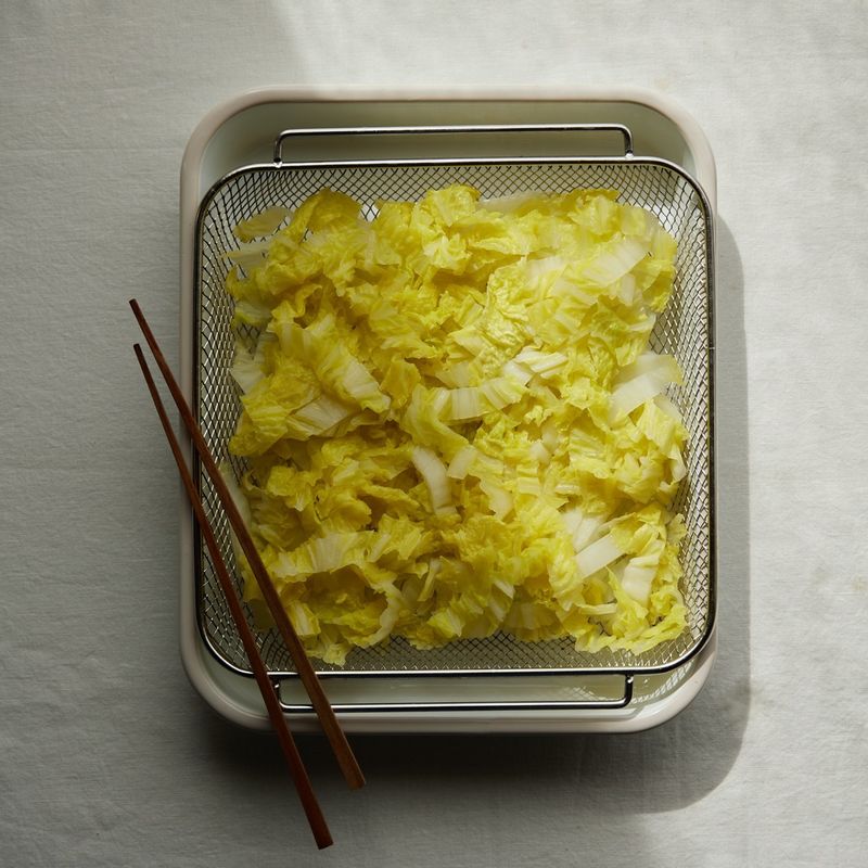 데친 배추는 채반에서 물기를 빼주세요.
(꽉 짜지 않고 펼쳐서 한김 식혀 자연스럽게 물기가 빠지도록 두세요)