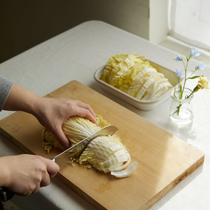 알배추는 깨끗이 씻어 물기를 빼고 잎을 차곡차곡 포게어 0.5cm 두께로 채썰어 주세요.