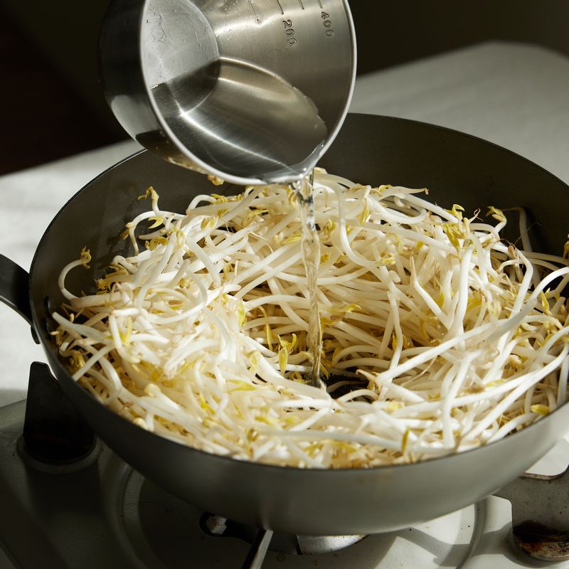 숙주는 물에 흔들어 씻은 후 냄비에 숙주를 둥글게 펼쳐 담고 물을 부어 뚜껑을 덮고 2분30초간 익혀주세요.