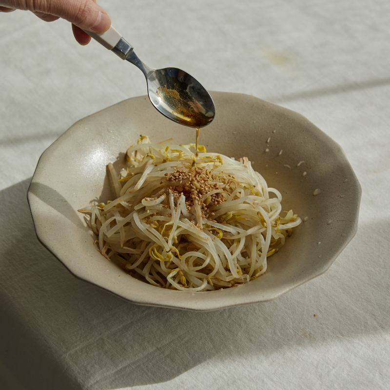 숙주에 양념 재료를 넣고 조물조물 무쳐주세요. 마지막에 쪽파를 넣고 가볍게 섞어주세요. 
(tip. 간장을 쓸때는 나물이 검어질 수 있으니 조금만 쓰는것이 좋아요) 
(tip. 부족한 간은 소금으로 해주세요)