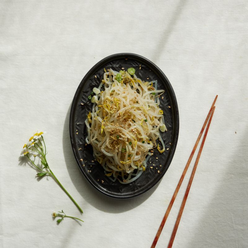 접시에 담고 통깨를 뿌려 맛있게 즐겨주세요. 
(tip. 매콤한 걸 좋아하신다면 청양고추 1개를 송송 썰어 넣어도 좋아요)
